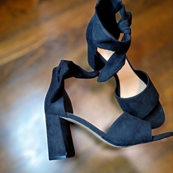 New Lexi And Abbie| Black Lyndia Heel 8 - Picture 6 of 11